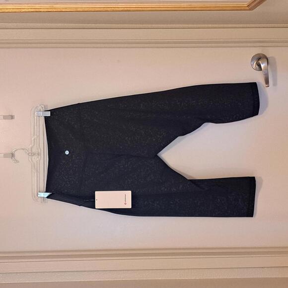 Lululemon 𝗔𝗹𝗶𝗴𝗻 𝗛𝗥 𝗖𝗿𝗼𝗽 𝟮𝟭" -20-𝗦𝗽𝗲𝗰𝗸𝗹𝗲 𝗘𝗺𝗯𝗼𝘀𝘀 Blk NWT - Picture 3 of 8